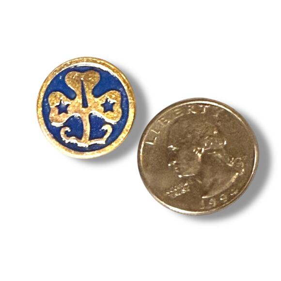 Vintage Girl Scouts Lapel Pin Gold Tone Blue Enamel World Assoc Trefoil Guides - Picture 4 of 4